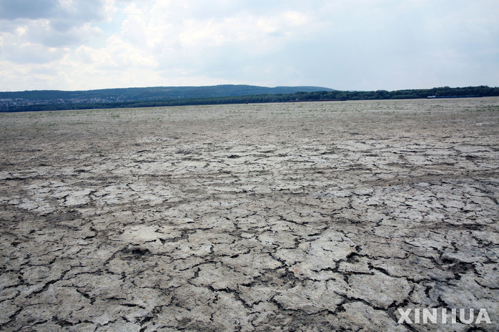 [ 부쿠레슈티( 루마니아)=신화/뉴시스] 루마니아의 다뉴브강이 8월 7일 말라붙어 바닥을 드러내고 있는 광경.  루마니아는 올 여름 최악의 가뭄을 겪고 있다.  