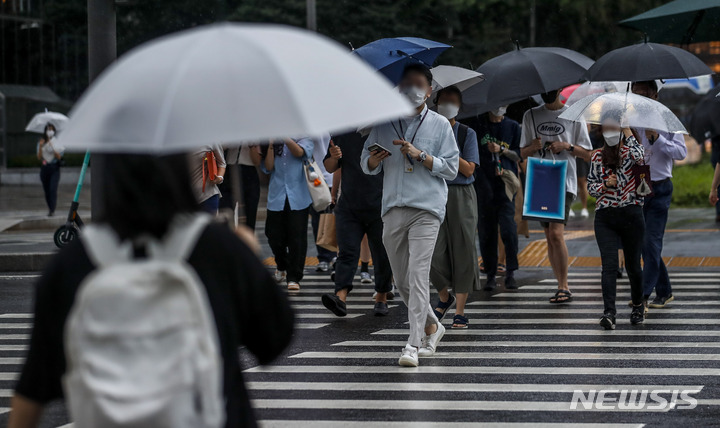 [서울=뉴시스] 정병혁 기자 = 비가 내린 8일 오전 서울 종로구 광화문네거리 인근에서 우산을 쓴 시민들이 이동하고 있다. 2022.08.08. jhope@newsis.com