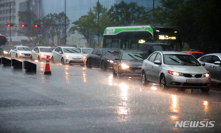 [서울=뉴시스] 배훈식 기자 = 장마전선의 영향으로 중부지방을 비롯한 전국에 비가 내린 8일 오후 서울 종로구 세종대로 사거리에서 전조등을 켠 자동차들이 신호대기를 하고 있다. 2022.08.08. dahora83@newsis.com