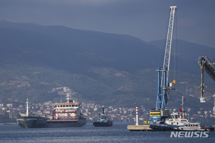 [AP/뉴시스] 터키선적의 폴라넷 호가 우크라 흑해항을 출항한 지 사흘만인 8일 목적지인 터키 동부 이즈미트만 데린스항에 도착하고 있다