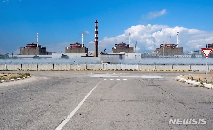 [자포리자=AP/뉴시스]지난 7일(현지시간) 러시아 국방부가 공개한 영상에 담긴 우크라이나 자포리자 원자력발전소의 전경. 