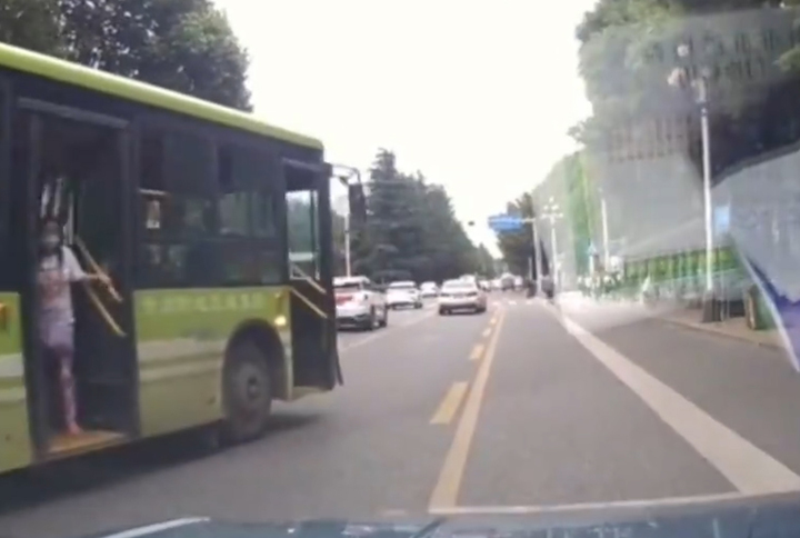 지난 6월 14일(현지시각) 중국 구이저우성 구이양시에서 브레이크가 풀린 시내버스가 내리막 아래로 굴러내려가는 모습. 출처: 시나망(新浪网) *재판매 및 DB 금지