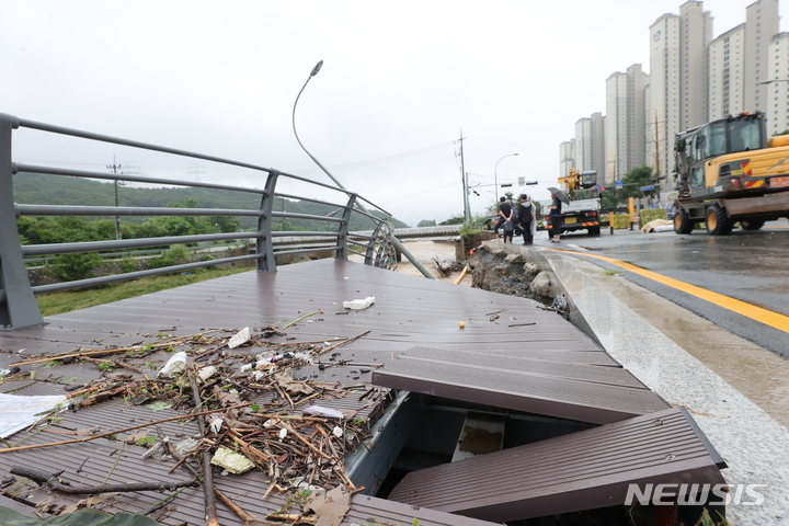 [용인=뉴시스]폭우로 동원3교에 설치된 데크가 무너져 파손됐다