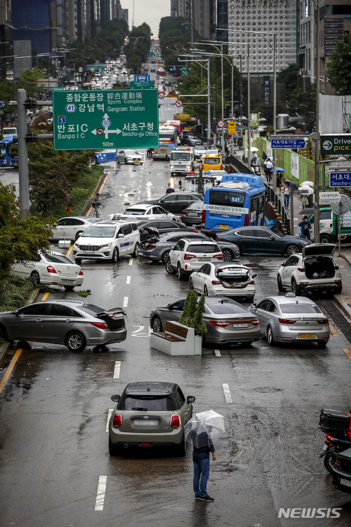 [서울=뉴시스] 정병혁 기자 = 전 날 내린 많은 비로 서울 도로 곳곳이 침수된 9 일 서울 서초구 서초대로에 전날 비로 침수된 차들이 도로에 엉켜있다. 2022.08.09. jhope@newsis.com