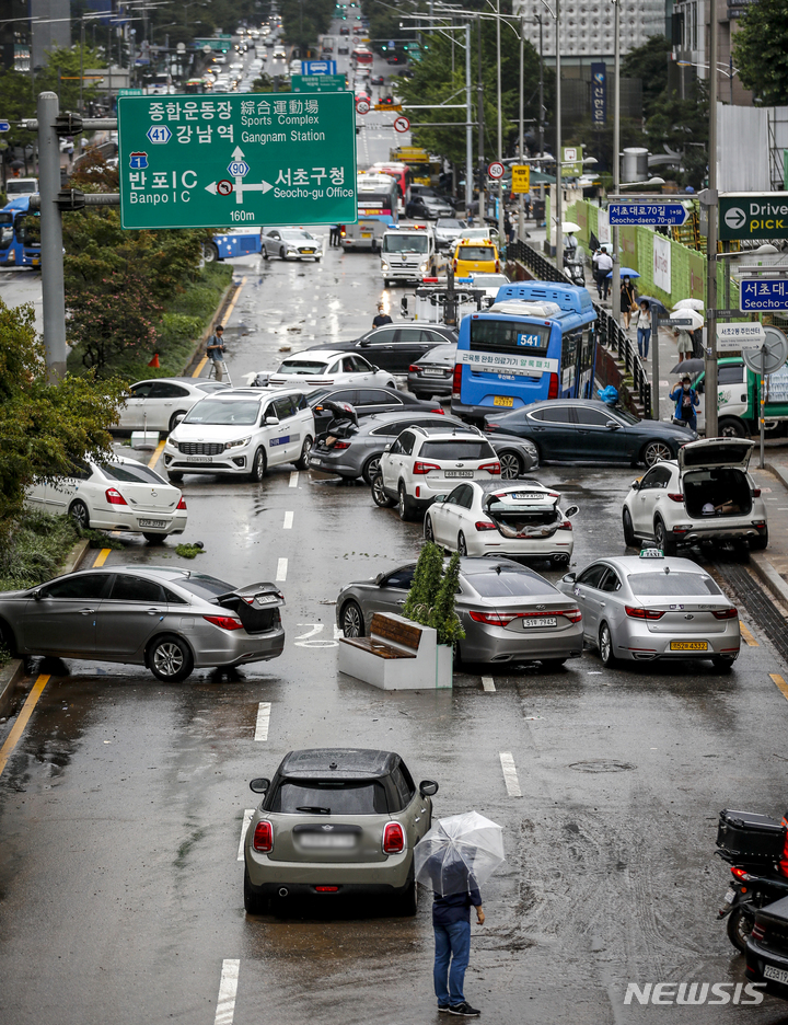 [서울=뉴시스] 정병혁 기자 = 전 날 내린 많은 비로 서울 도로 곳곳이 침수된 9 일 서울 서초구 서초대로에 전날 비로 침수된 차들이 도로에 엉켜있다. 2022.08.09. jhope@newsis.com
