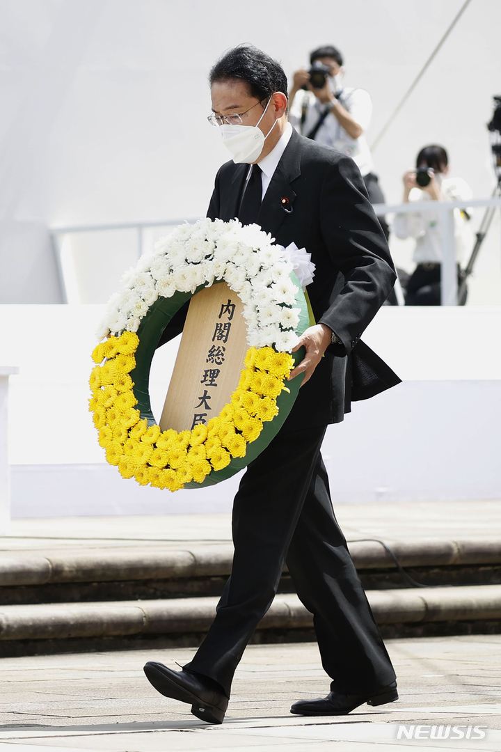 [나가사키=AP/뉴시스]9일 기시다 후미오 일본 총리가 나가사키 평화공원에서 열린 나가사키 원폭희생자 위령 평화기념식에 참석해 헌화를 위해 걸어가고 있다. 2022.08.09.