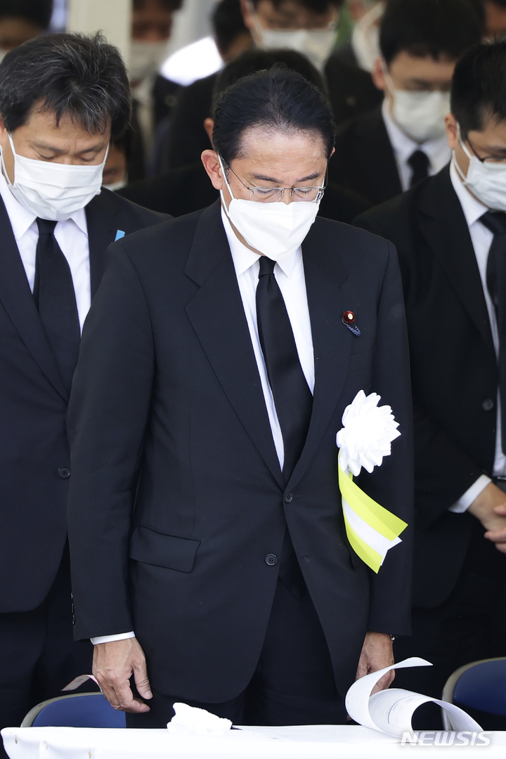 [나가사키=AP/뉴시스]9일 기시다 후미오 일본 총리가 나가사키 평화공원에서 열린 나가사키 원폭희생자 위령 평화기념식에 참석해 묵념하고 있다. 2022.08.09.