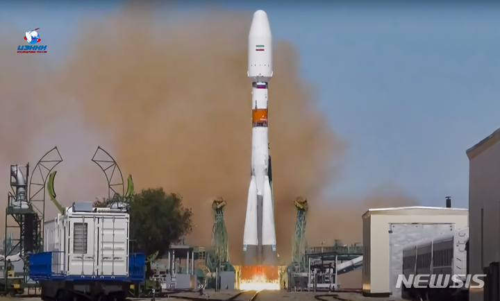 [바이코누르=AP/뉴시스] 러시아 우주항공공사(로스코스모스)가 9일(현지시간) 카자흐스탄 바이코누르 발사장에서 소유즈-2.1B에 이란의 정찰·관측용 위성 '하이얌'(Khayyam)을 탑재해 발사하고 있다. 2022.08.10.