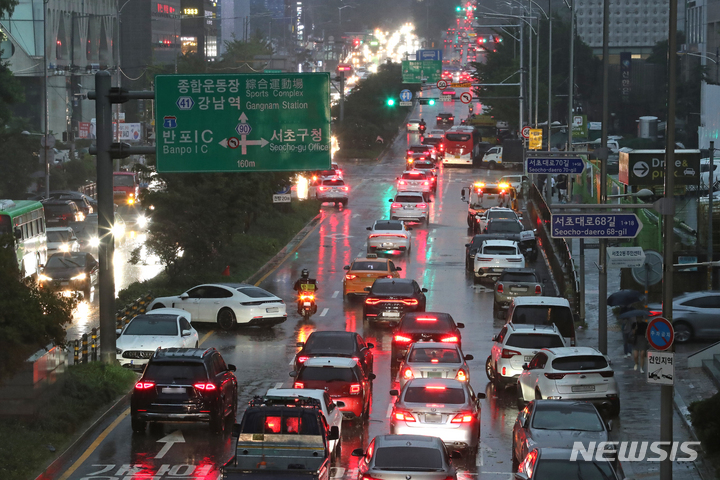 [서울=뉴시스] 김금보 기자 = 폭우가 내리고 있는 9일 오후 전날 밤부터 지속된 폭우로 침수 피해를 입은 서울 서초구 서초대로가 퇴근길 차량과 방치된 침수차량이 뒤엉켜 정체되고 있다. 2022.08.09. kgb@newsis.com