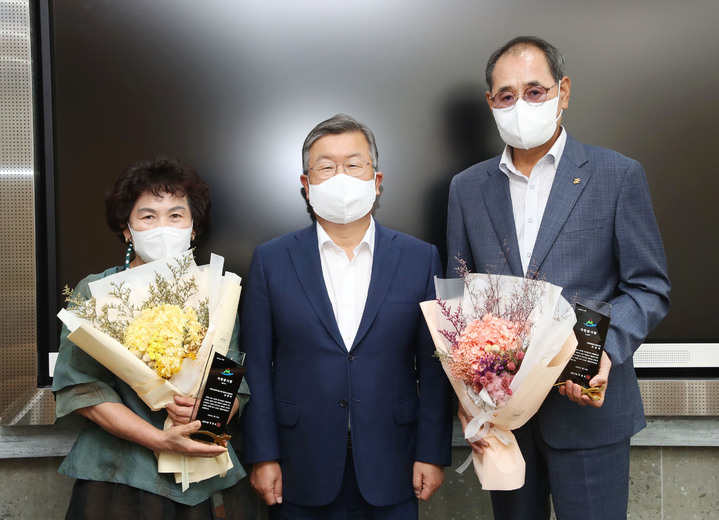 사진 왼쪽부터 수상자 신영하씨, 박일호 시장, 수상자 손삼희씨.  *재판매 및 DB 금지