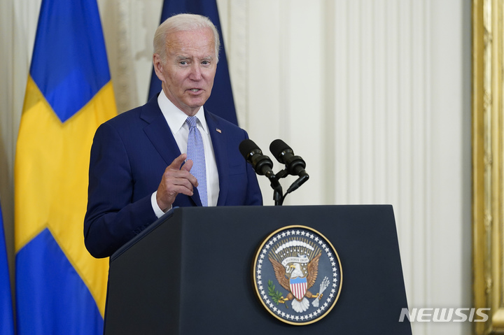 [워싱턴=AP/뉴시스]조 바이든 미국 대통령이 9일(현지시간) 백악관 이스트룸에서 핀란드와 스웨덴의 북대서양조약기구(NATO·나토) 가입에 찬성하는 준안에 서명하기 전 연설하고 있다. 2022.08.09.