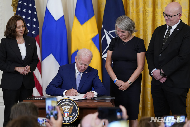 [워싱턴=AP/뉴시스] 조 바이든 미국 대통령이 9일(현지시간) 백악관 이스트룸에서 핀란드·스웨덴의 북대서양조약기구(NATO·나토) 가입 비준안에 서명하고 있다. 왼쪽부터 카멀라 해리스 부통령, 바이든 대통령, 카린 올롭스도터 주미스웨덴 대사, 미코 하우탈라 주미핀란드 대사. 2022.08.10.