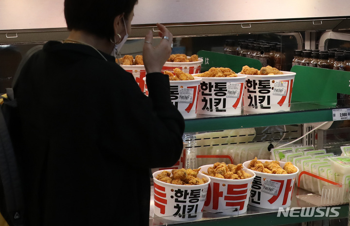 [서울=뉴시스] 이영환 기자 = 저렴한 대형마트의 치킨에 대한 관심이 높아지고 있는 10일 오전 서울 중구 롯데마트 서울역점에서 한통치킨이 판매되고 있다. 롯데마트는 오는 11일 부터 한통치킨을 행사카드로 구매시 정상가에서 7000원 할인된 가격에 판매한다고 전했다. 20hwan@newsis.com