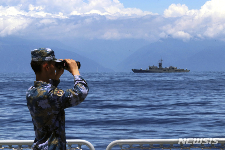 [대만 인근 해역=AP/뉴시스]지난 5일 대만 인근 해역에서 군사훈련을 벌이고 있는 중국 인민해방군의 한 병사가 훈련 해역 후방에 나타난 대만 호위함 란양함을 망원경으로 지켜보고 있다. 2022.8.10