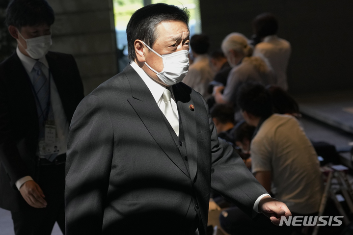 [도쿄=AP/뉴시스]지난 10일 하마다 야스카즈 일본 방위상이 일본 도쿄의 총리 관저에 도착한 모습. 2022.08.16.
