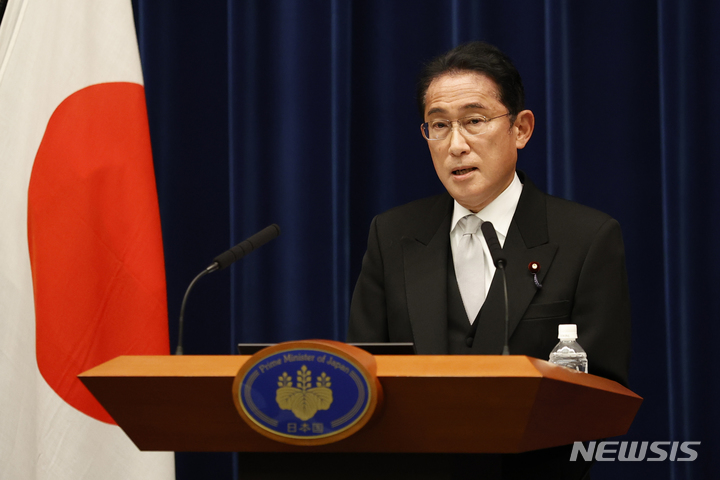 [도쿄=AP/뉴시스]지난 10일 일본 도쿄의 총리 관저에서 기시다 후미오 총리가 기자회견을 가지고 있다. 그는 이날 개각과 집권 자민당 인사를 단행했다. 2022.08.12.