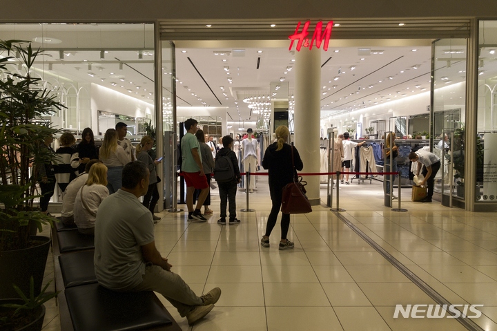 [모스크바=AP/뉴시스] 9일(현지시간) 러시아 모스크바 아비아파크 쇼핑센터 내 H&M 매장에서 소비자들이 재고품을 구매하기 위해 줄을 서고 있다. H&M과 이케아는 러시아 시장에서 철수하면서 재고품 정리에 들어갔다. 2022.08.11.
