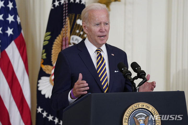 [워싱턴=AP/뉴시스]조 바이든 미국 대통령이 10일(현지시간) 백악관에서 연설하고 있다. 2022.08.10.