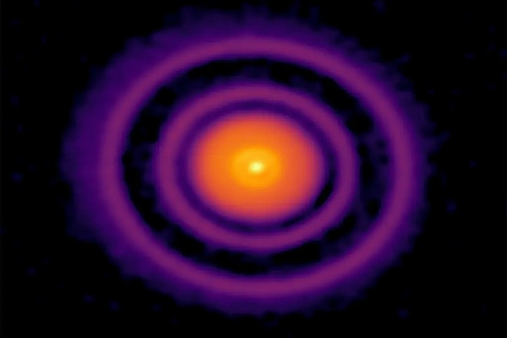 [서울=뉴시스]칠레의 전파망원경 ALMA가 촬영한 AS209 항성의 모습. 주변 띠 사이에서 150만년밖에 안된 역대 최연소 행성의 존재가 확인됐다.2022.8.11. *재판매 및 DB 금지