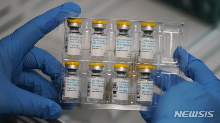 [AP/뉴시스] 미국과 캐나다에서 공급되고 있는 원숭이 두창 백신. 캐나다 보건부는 백신 8만회차 분을 각주와 지방정부에 보급 했다고 10일(현지시간) 발표했다.  