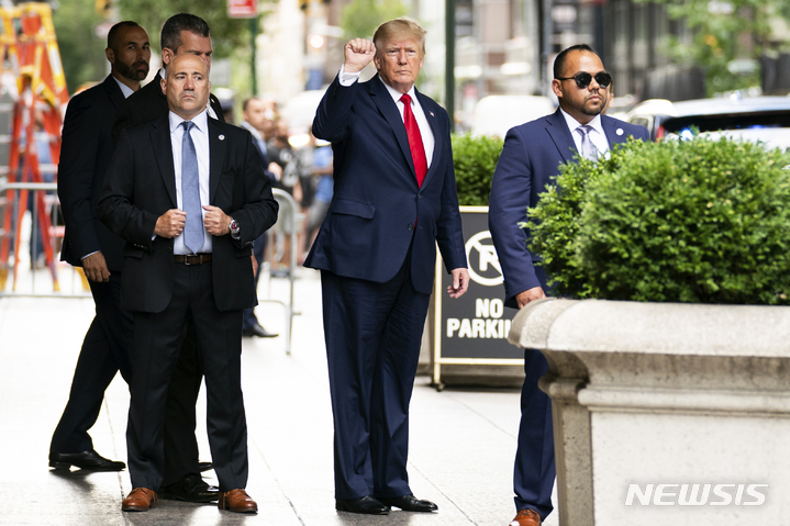 [뉴욕=AP/뉴시스]도널드 트럼프 전 미국 대통령이 10일(현지시간) 뉴욕 트럼프타워를 떠나면서 지지자들을 향해 주먹을 들어 보이고 있다. 2022.08.10.