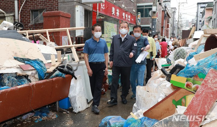 [서울=뉴시스] 이상민 행정안전부 장관이 지난 11일 오후 서울 관악구 관악신사시장을 방문해 집중호우로 인한 이재민 위로 및 애로사항을 청취 하고 있다. 2022.08.11. photo@newsis.com *재판매 및 DB 금지