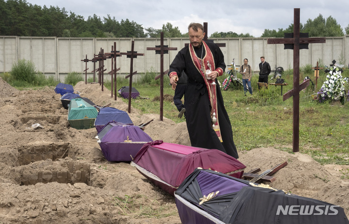 [부차=AP/뉴시스] 11일(현지시간) 우크라이나 키이우 외곽 부차에서 러시아군에 의해 살해된 신원 미상의 민간인에 대한 장례식이 열리고 있다. 2022.08.12.