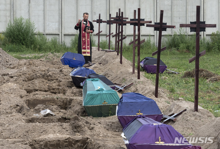 [부차=AP/뉴시스] 11일(현지시간) 우크라이나 키이우 외곽 부차에서 러시아군에 의해 살해된 신원 미상의 민간인에 대한 장례식이 열리고 있다. 2022.08.12. 