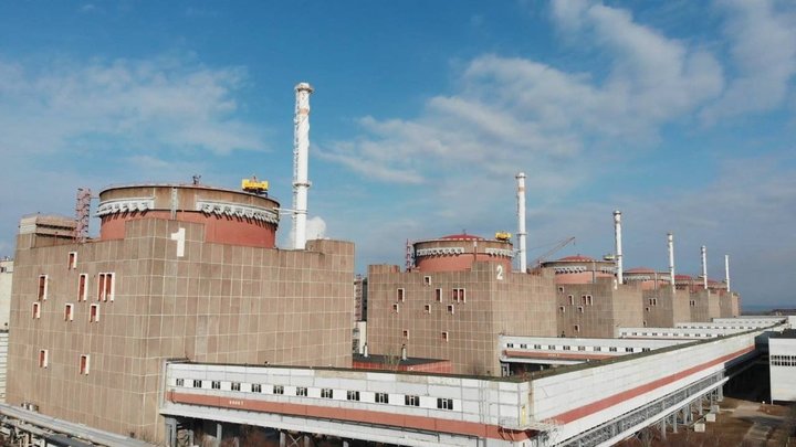 '유럽최대' 우크라 자포리자 원전에 포격…흰 연기 솟구쳐(영상)