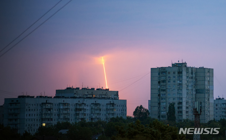[하르키우=AP/뉴시스] 러시아의 벨고로드주에서 우크라이나로 발사된 러시아 로켓이 11일 새벽(현지시간) 우크라이나 하르키우에서 목격되고 있다. 2022.08.12. 