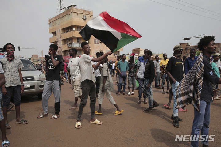 [하르툼(수단)= AP/뉴시스] 수단 시위대가 8월11일 지난해 쿠데타로 정권을 잡은 군사정부에 항의하는 시위를 벌이고 있다.  수단은 최근 내린 폭우로 전국에서 홍수가 일어나 16일 현재 75명의 사망자가 나왔다.   