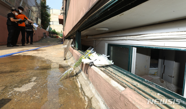 [서울=뉴시스] 조수정 기자 = 일가족 3명이 폭우로 참변을 당한 서울 신림동 반지하 주택에서 12일 관할 소방서 관계자들이 현장 조사를 하고 있다. 2022.08.12. chocrystal@newsis.com