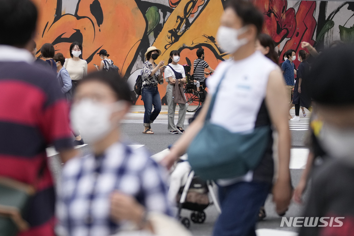 [도쿄=AP/뉴시스]지난 12일 마스크를 착용한 시민들이 도쿄의 한 횡단보도를 건너고 있다. 2022.8.19