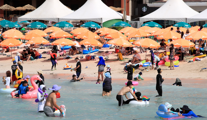 [제주=뉴시스] 우장호 기자 = 지난 8월 14일 제주시 협재해수욕장을 찾은 피서객들이 물놀이를 하며 더위를 식히고 있다. 2022.08.14. woo1223@newsis.com *재판매 및 DB 금지