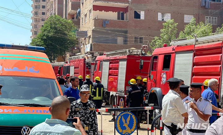 [카이로= AP/뉴시스]카이로에서 14일(현지시간)  콥트 기독교 정교회 화재 현장 부근에 몰려든 구급차들. 