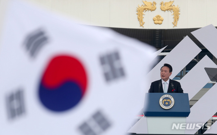 [서울=뉴시스] 홍효식 기자 = 윤석열 대통령이 15일 서울 용산 대통령실 잔디마당에서 열린 제77주년 광복절 경축식에서 경축사를 하고 있다. 2022.08.15. yesphoto@newsis.com