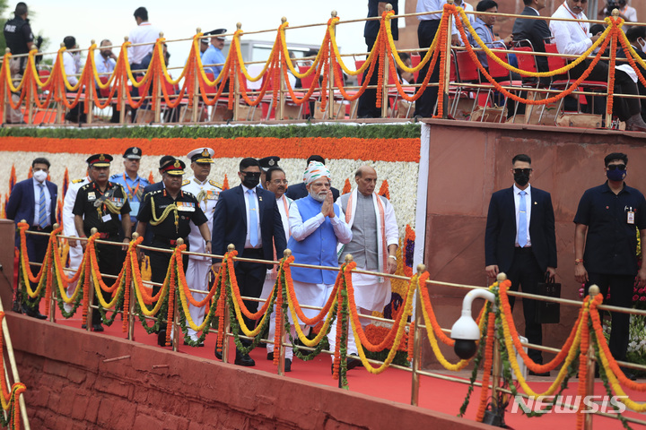 [뉴델리(인도)=AP/뉴시스]나렌드라 모디 인도 총리가 15일 인도 수도 뉴델리에서 열린 독립기념일 행사에 도착하고 있다. 이날 인도는 영국의 지배로부터 독립한 지 75주년이 된다. 2022.08.15. 