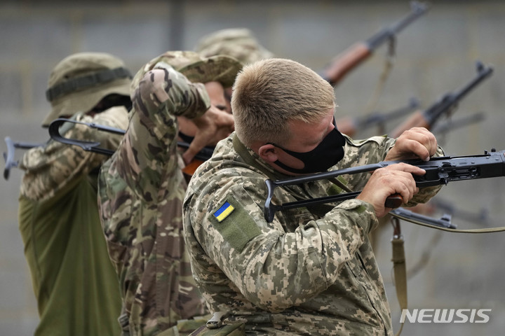 [런던=AP/뉴시스] 우크라이나 의용군 지원병들이 지난 8월15일(현지시간) 영국 남부의 한 군사 기지에서 사격 훈련을 받고 있다. 