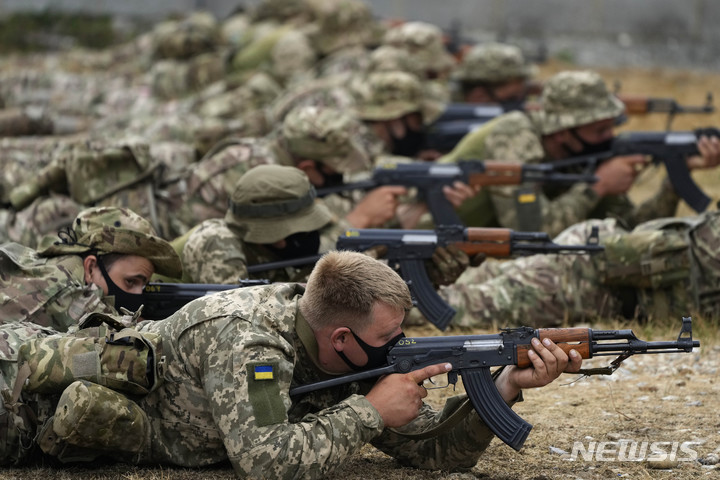 [런던=AP/뉴시스] 우크라이나 의용군 지원병들이 15일(현지시간) 영국 남부의 한 군사 기지에서 군사 훈련을 받고 있다. 영국 국방부와 육군은 영국에서 우크라이나 신병들을 훈련하고 있다. 2022.08.16.