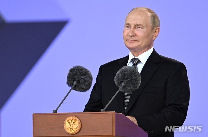 [모스크바=AP/뉴시스] 블라디미르 푸틴 러시아 대통령이 지난 15일(현지시간) 모스크바 외곽 파트리오트 공원에서 열린 국제군사기술포럼 '군대-2022' 개막식에서 개막 연설을 하고 있다. 2022.08.25.