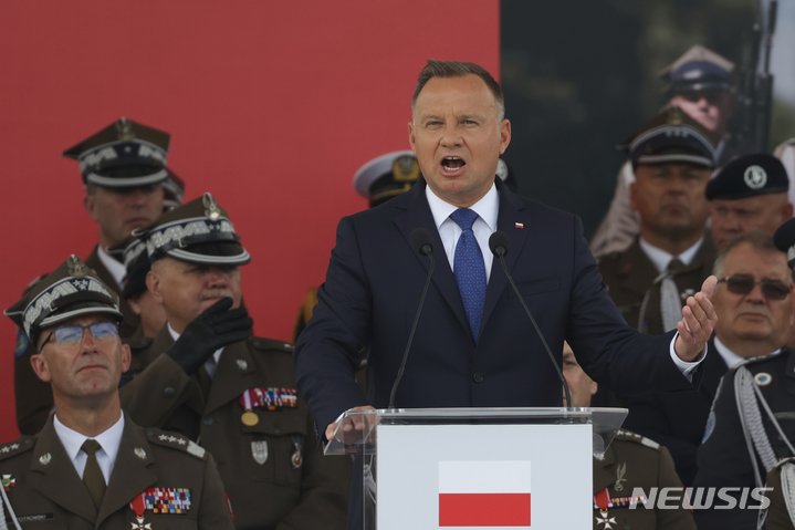 [바르샤바=AP/뉴시스] 안제이 두다 폴란드 대통령이 지난해 8월15일(현지시간) 폴란드 수도 바르샤바에서 열린 폴란드 국군의 날 기념행사에 참석해 연설하고 있다. 2023.06.05.