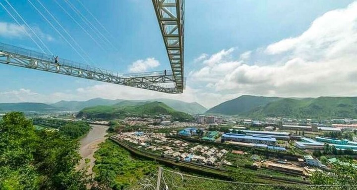 [서울=뉴시스]중국 바이샨시가 압록강 위로 설치한 유리 다리를 오르면 북한 마을에서 100m 떨어진 지점까지 접근할 수 있다. (출처 트래블 인포메이션 익스프레스) 2021.7.17. *재판매 및 DB 금지
