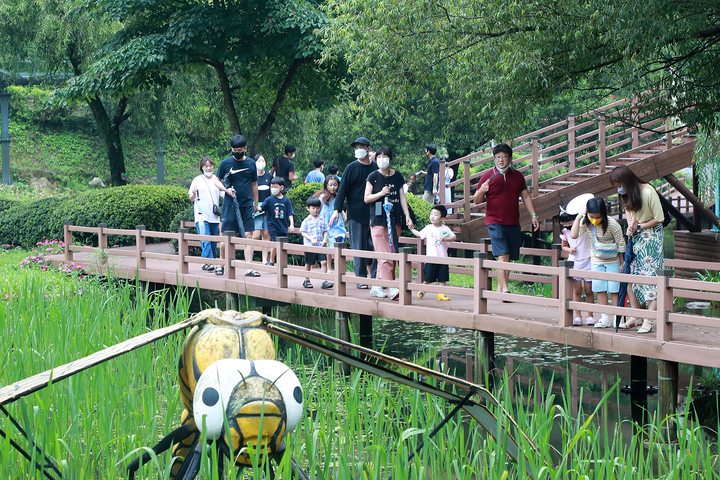 '2022예천곤충축제'에서 관람객들이 곤충생태원을 관람하고 있다. (사진=예천군 제공) *재판매 및 DB 금지