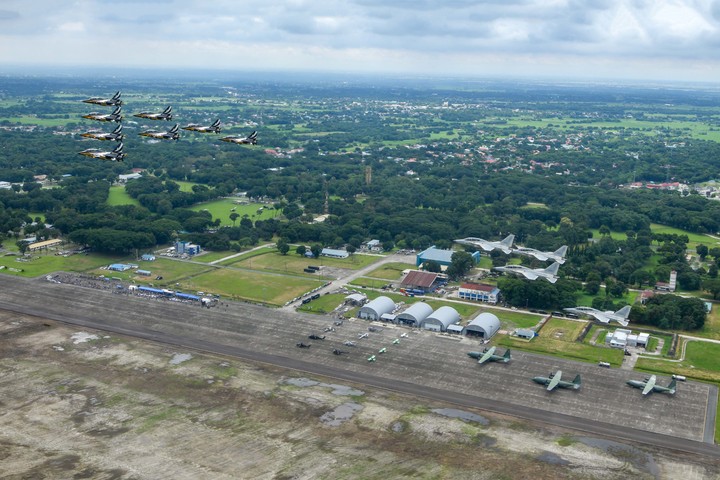 [서울=뉴시스] 공군 블랙이글스와 필리핀 공군 FA-50PH가 우정비행을 하고 있다. (사진=KAI 제공) *재판매 및 DB 금지