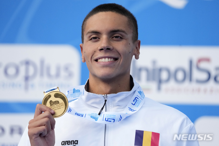 [로마=AP/뉴시스] 유럽수영선수권대회 남자 자유형 200m에서 금메달을 목에 건 다비드 포포비치. 2022.08.15