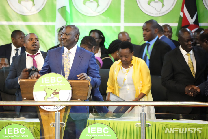 [나이로비=AP/뉴시스] 윌리엄 루토(왼쪽) 케냐 대통령 당선인이 15일(현지시간) 나이로비 보마스 센터에서 당선 소감을 전하고 있다. 2022.08.16