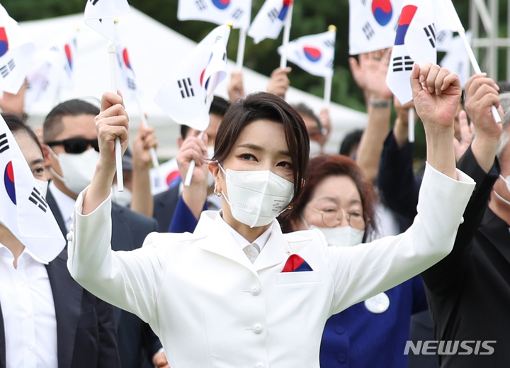 [서울=뉴시스] 윤석열 대통령 부인 김건희 여사가 15일 서울 용산 대통령실 잔디마당에서 열린 제77주년 광복절 경축식에서 만세 삼창을 하고 있다. (사진=대통령실 제공) 2022.08.15. photo@newsis.com