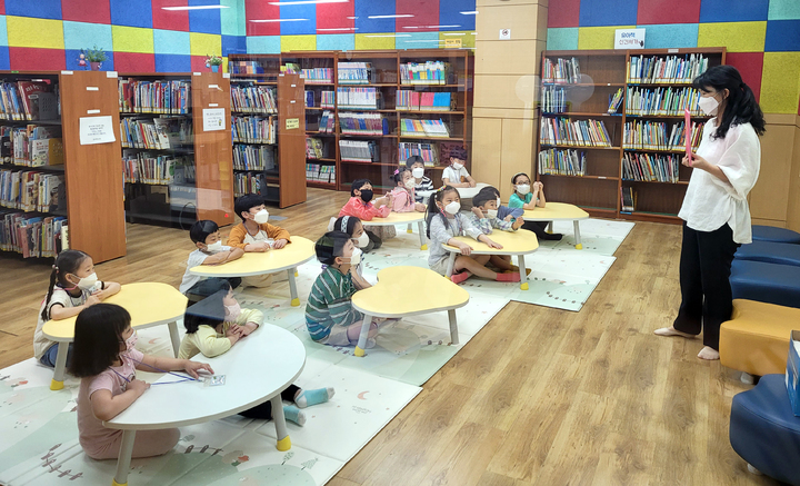 [광주=뉴시스] 광주학생교육문화회관은 다음달 8일부터 12월 3일까지 '2022년 하반기 독서프로그램' 어리을 운영한다고 16일 밝혔다. (사진=광주시교육청 제공). photo@newsis.com *재판매 및 DB 금지