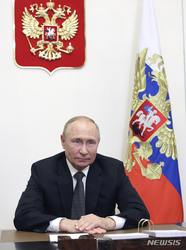 [모스크바=AP/뉴시스] 16일 러시아의 블라디미르 푸틴 대통령이 모스크바 국제안보회의에 화상으로 연결해 연설하고 있다. 2022. 8.16 