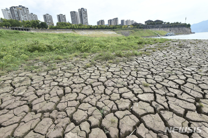 [충칭(중국)=신화/뉴시스]지난 16일 중국 남서부 쓰촨성에 있는 충칭시 윈양현의 양쯔강 수위가 떨어진 후 건조한 강바닥이 드러났다. 비정상적으로 높은 기온과 장기간의 가뭄이 중국 전역에 영향을 미치고 작물 수확량과 식수를 감소시키고 있다. 2022.08.17.